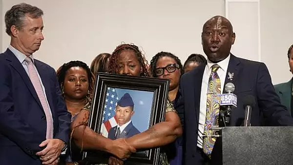 familia-lui-roger-fortson-pilot-afroamerican-din-fortele-aeriene-vrea-dreptate-dupa-ce-militarul-a-fost-ucis-de-un-politist-care-a-intrat-cu-forta-in-apartamentul-gresit.webp