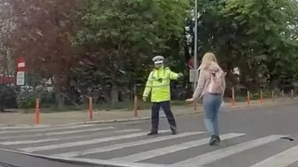 Femeie amendata cu aproape 500 lei pentru ca a traversat strada fara sa respecte indicatiile politistului de la Rutiera
