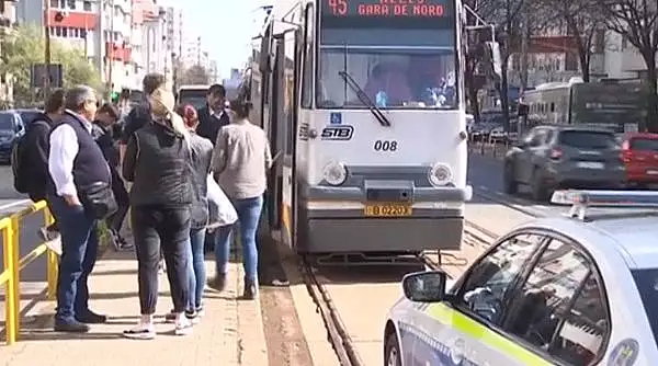 Femeie, lovita de tramvai in Bucuresti. Circulatia este oprita