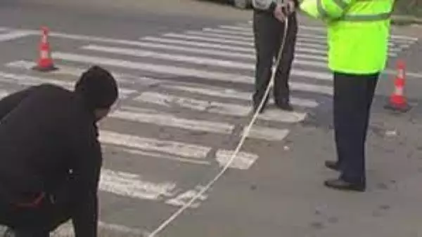 Femeie lovita pe trecerea de pietoni de o masina a ambasadei SUA la Bucuresti