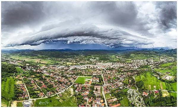 Fenomen atmosferic spectaculos in vestul Romaniei. Furtuna supercelulara, surprinsa de un fotograf FOTO