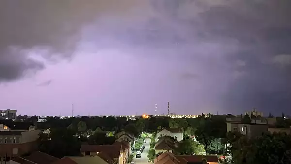 Fenomen meteo rar, la Arad: Furtuna cu fulgere roz! Spectacol pe cer