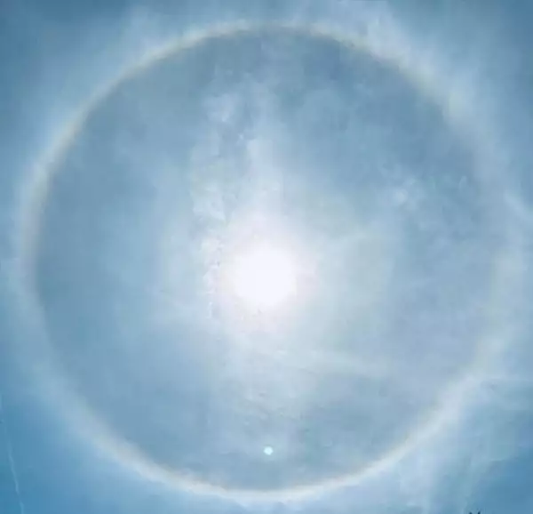 Fenomen spectaculos pe cer. Soarele, inconjurat de un inel sub forma unui curcubeu 