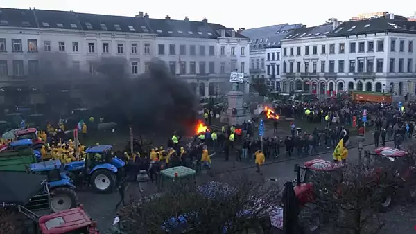 Fermierii au aprins focul in fata Parlamentului European! Tensiuni la cote maxime in ziua summit-ului european extraordinar - VIDEO