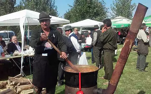 Festivalul Vanatorilor a adunat mii de participanti la Bata. Ceaunele cu preparate vanatoresti, atractia evenimentului