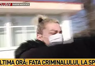 Fiica criminalul din Onesti, reactie violenta cu jurnalistii, in fata spitalului unde tatal sau e internat / VIDEO