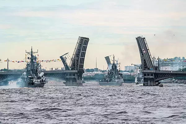 Flota ,,fantoma" a Rusiei - cum transporta Moscova armele si petrolul (ocolind sanctiunile) sub ochii Occidentului