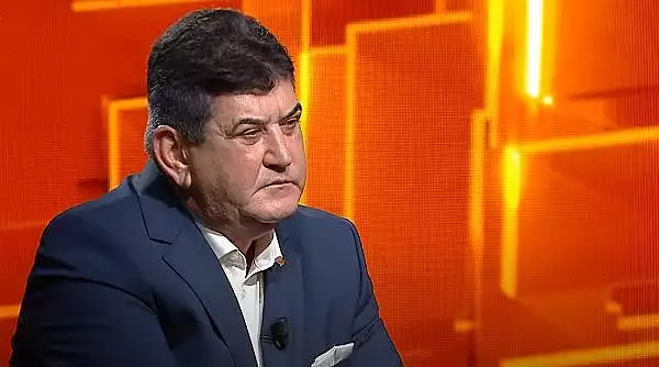 Fostul ministru de Interne Gabriel Oprea a dat lectii de pensat si vopsit la televizor: "Primul lucru e sa ai par pe cap"