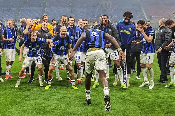 Fotbalistii de la Inter Milano au sarbatorit cu o manea cucerirea titlului in Italia. Au dansat la vestiar pe ritmurile ,,Made in Romania". VIDEO