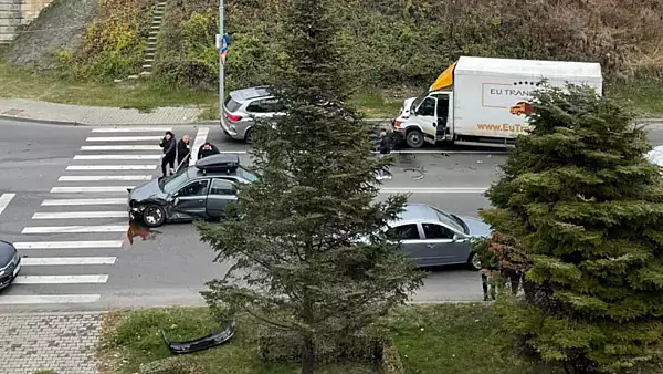 FOTO Accident cumplit la Pitesti, 2 raniti au ajuns la spital