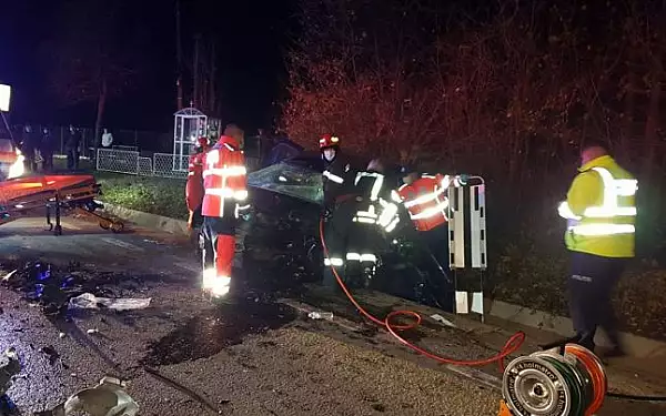 FOTO Accident rutier grav in judetul Iasi. Trei
persoane au fost ranite in urma impactului intre un Audi si o
Dacie