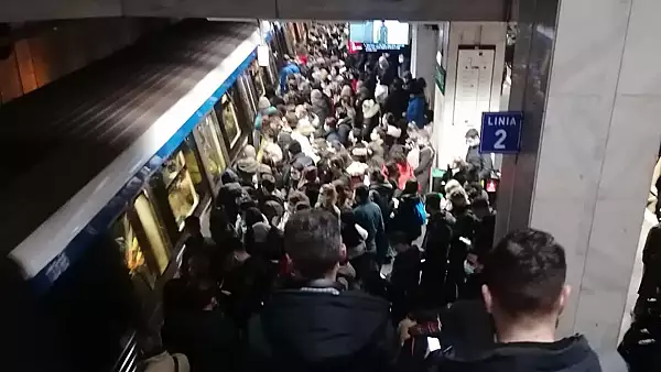 FOTO | Aglomeratie ca inainte de PANDEMIE la metroul bucurestean! Distantarea sociala NU exista in transportul public din Capitala