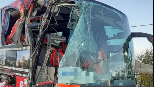FOTO | Autocar cu 26 de persoane, implicat intr-un accident, in Neamt - O victima