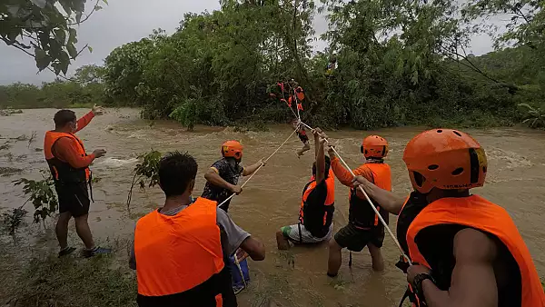 FOTO | Bilant tragic: Cel putin 13 morti si 9 disparuti in urma furtunii tropicale care a lovit Filipine