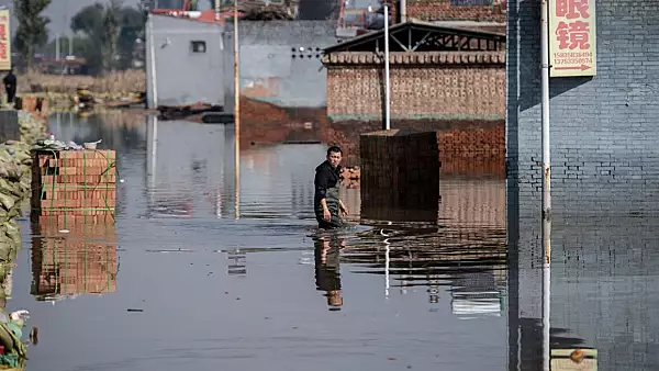FOTO | Bilantul NEGRU al inundatiilor puternice din nordul Chinei! Cel putin 15 persoane au murit