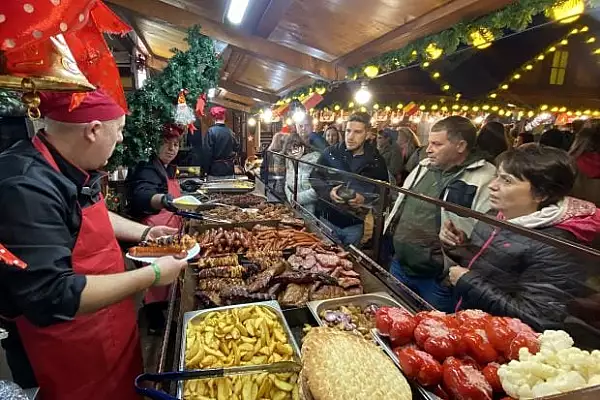 FOTO. Cat costa sarmalele sau un cozonac in targurile de Craciun din Bucuresti? Libertatea a comparat preturile si a tras concluzia: e scump!