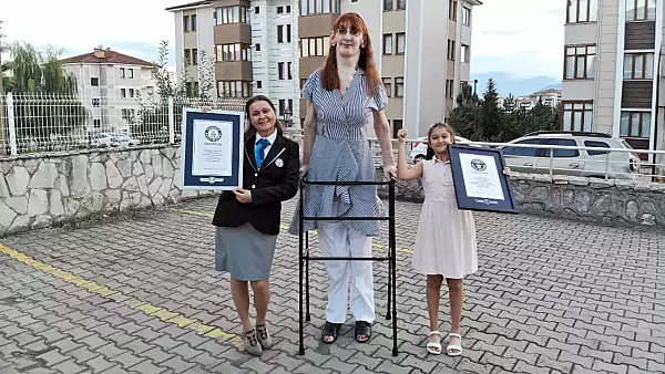 FOTO | Cea mai inalta femeie din lume este din Turcia si a intrat in Cartea Recordurilor. Are peste 2,15 metri