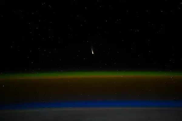 FOTO: Cometa surprinsa de astronautii NASA de pe ISS si care poate fi vizibila si de pe Pamant