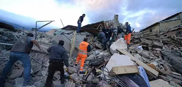 FOTO Cutremur in Italia. Bilant neoficial: Cel putin 18 morti, cladiri prabusite, oameni prinsi sub daramaturi