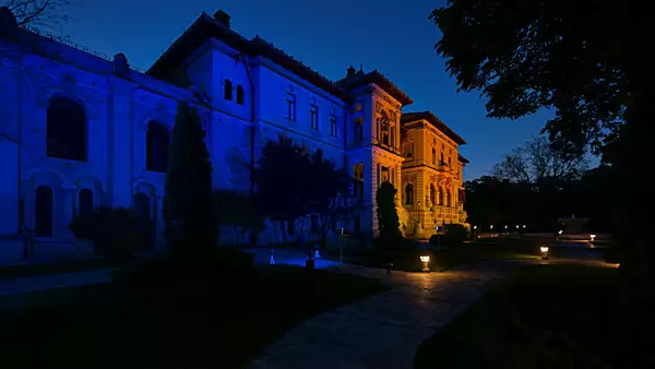 FOTO | De Ziua Europei, Palatul Cotroceni a fost iluminat in culorile steagului Ucrainei