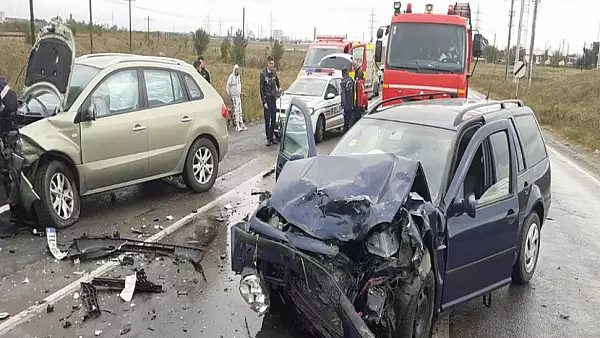 FOTO Doua masini facute praf dupa o ciocnire frontala in Barbulesti: doua persoane au fost ranite grav