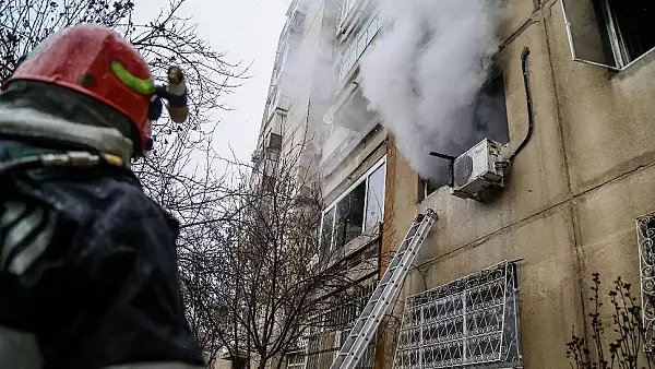 FOTO Incendiu puternic intr-un bloc din Sectorul 6 al Capitalei. Interventie ,,cu surprize" a pompierilor - Cine a fost salvat din flacari