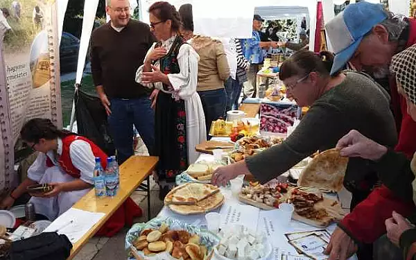 FOTO Lada cu zestre salajeana a fost deschisa in centrul Zalaului. Cum isi promoveaza Salajul obiceiurile si gastronomia locala
