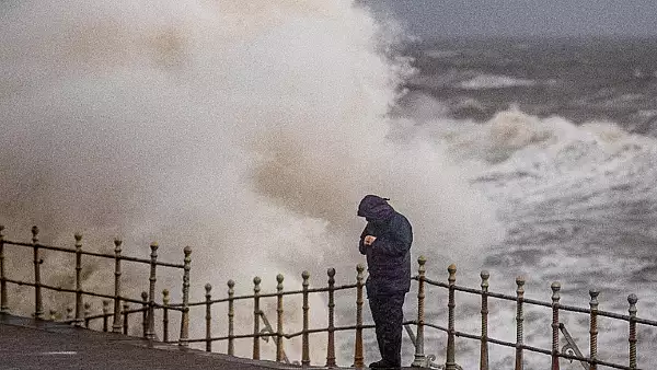 FOTO | Marea Britanie lovita de furtuna ARWEN in acest weekend. Pagube uriase si drumuri blocate 