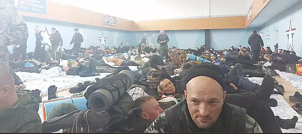 FOTO Militarii Rusiei se imbolnavesc inainte de a ajunge pe front. Focare de infectii si paduchi in centrele de pregatire ale soldatilor rusi, iar medicii nu ii