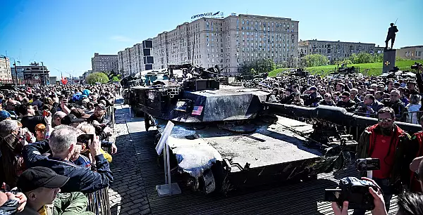 foto-moscova-a-expus-zeci-de-blindate-occidentale-capturate-in-ucraina-iar-rusii-s-au-ingramadit-sa-le-vada-victoria-e-inevitabila.webp