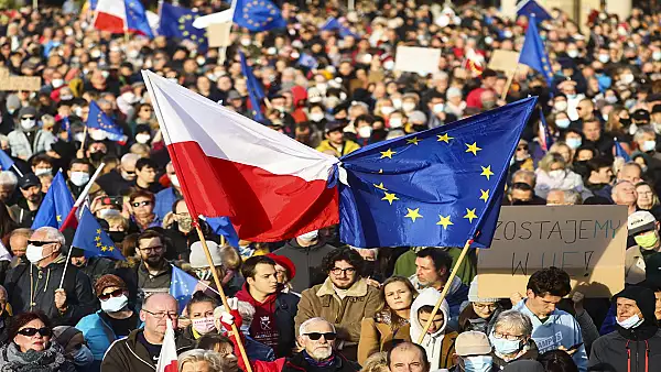 FOTO | Proteste de amploare in Polonia. Cetatenii au iesit in strada de teama unui ,,Polexit"