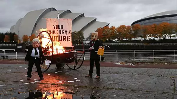 FOTO | Un protestatar deghizat in Boris Johnson a incendiat o barca 