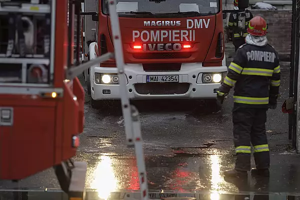 FOTO Un tren a luat foc la Cotnari / Calatorii s-au autoevacuat