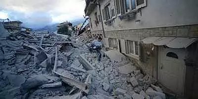 FOTO VIDEO Cutremur in Italia. Cel putin 73 de morti, printre care si un roman, cladiri prabusite, oameni prinsi sub daramaturi