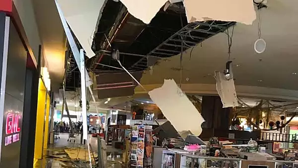 FOTO | VIDEO La un pas de tragedie. Tavanul unui Mall din tara s-a prabusit, sub ochii clientilor
