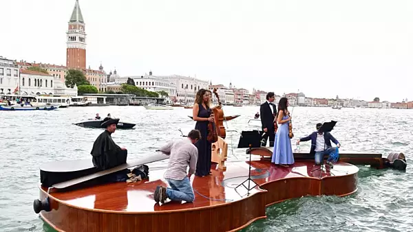 FOTO + VIDEO | Momente inedite in Venetia. Omagiu adus victimelor Covid pe o barca imensa in forma de vioara