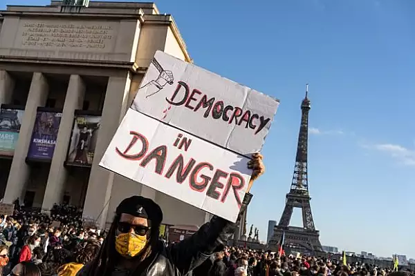 FOTO VIDEO | Protest masiv la Paris. Mii de francezi au iesit in strada impotriva unei legi care limiteaza identificarea politistilor