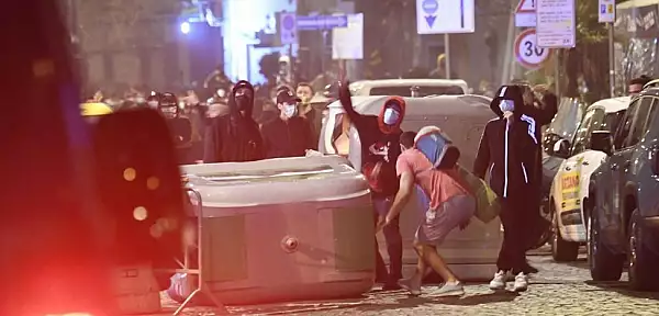 FOTO VIDEO Revolta intr-un oras din Italia fata de noile restrictii. Sute de persoane au protestat si s-au batut cu politia intreaga noapte