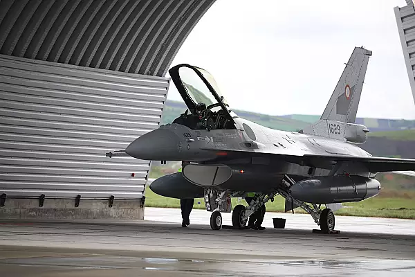 FOTOGALERIE Trei avioane F-16 Fighting Falcon cumparate de Romania de la Norvegia au ajuns la baza aeriana Campia Turzii