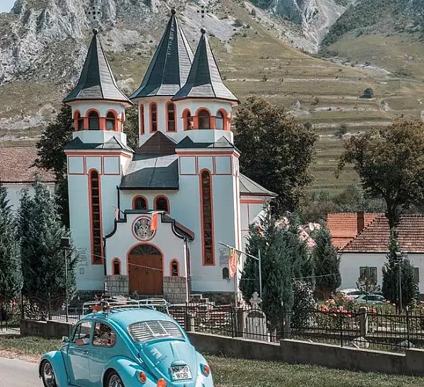 Fotografia unei biserici din Romania, virala pe Facebook. Unde se afla lacasul construit in forma de cruce