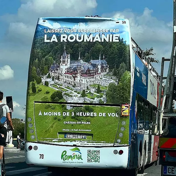 Fotografia unui roman, pe autobuzele turistice din Paris. Superba reclama facuta Romaniei in Franta