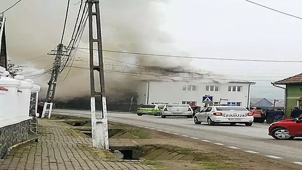 FOTO/VIDEO Incendiu VIOLENT la o scoala din judetul Alba! 40 de copii, profesori si cadre auxiliare, evacuati de urgenta