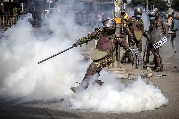 FOTO/VIDEO Proteste violente in Kenya, declansate de cresterea impozitelor: flacari in parlament, politia a ucis mai multi manifestanti