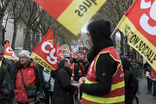 Francezii din orase mentin presiunea pe Guvern: noi proteste fata de reforma pensiilor