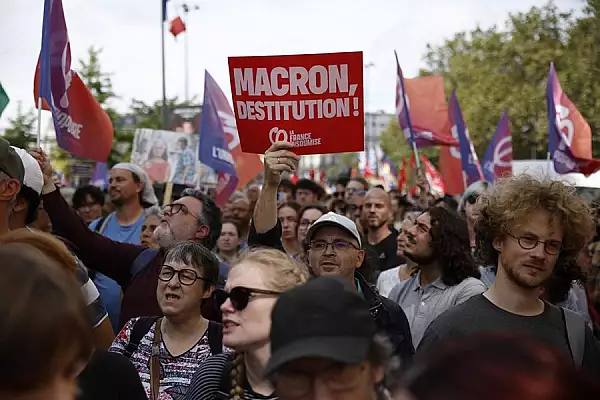 Franta, zguduita de proteste dupa numirea noului prim-ministru. Emmanuel Macron, acuzat de fraudarea alegerilor legislative