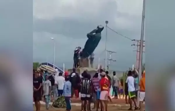 Furie in Venezuela. Protestatarii au daramat o statuie a lui Hugo Chavez

