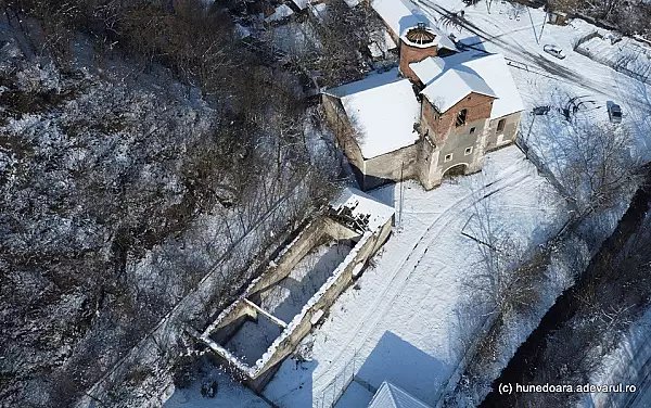 Furnalul unic in Romania, cladire pericol public. Iarna grabeste ruinarea monumentului VIDEO