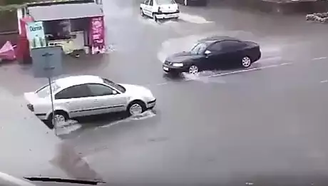 Furtuna puternica in Cluj: mai multe gospodarii si strazi inundate, acoperisuri smulse de vant