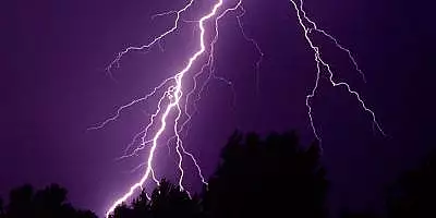 Furtuna violenta din Neamt a lasat zeci de mii de oameni fara electricitate. O gospodarie a ars de la un trasnet