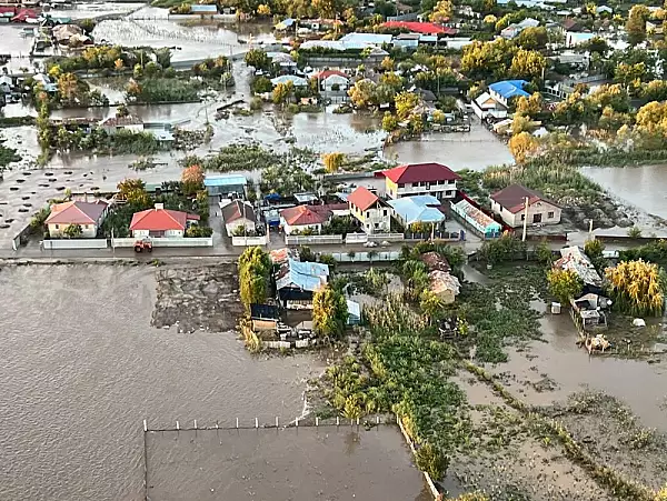 Galati: Peste 60 de km de drumuri judetene si 43 de poduri au fost afectate de inundatii